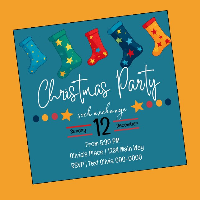 Convite Festa de Bolsa de Natal em Azul (Christmas Holiday sock exchange party invitation in blue with cute socks hanging ton top of card.)