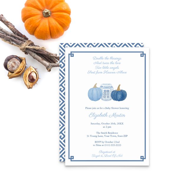Convite Festa de Chá de fraldas de outono do Preppy Twys P (Twin Boys Poem Baby Shower Invite With Light & Dark Blue Pumpkins And Ginger Jar. Greek Key Reverse)