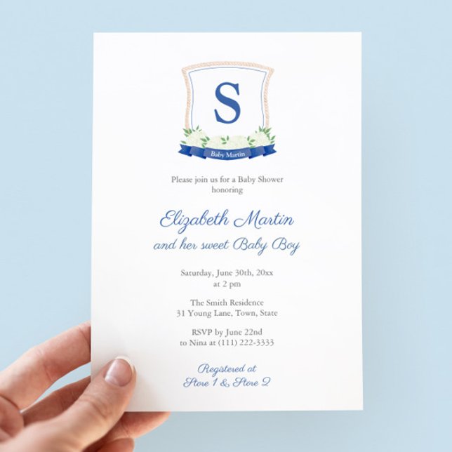 Convite Festa de Chá de fraldas do Menino do Monograma Náu (Sophisticated nautical baby shower invite featuring a hand painted monogram crest in blue and white)
