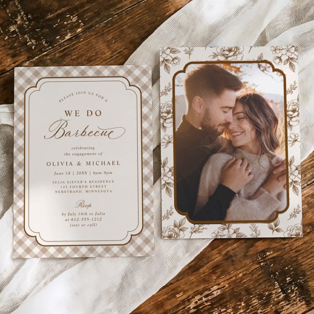 Convite Festa de Compromisso de Foto de Churrasco Floral M (We Do Barbecue photo engagement party invitation with beige gingham and brown details.)