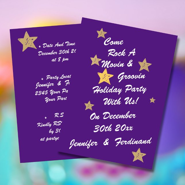 Convite Festa de Férias Douradas das Estrelas Roxas Modern (Modern chic white script on purple background with gold stars groovy holiday party invitation.)