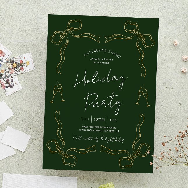 Convite Festa de Férias Empresariais Verdes Única Desenhad (Stand out with these green and gold color business invitations, perfect for your holiday party)