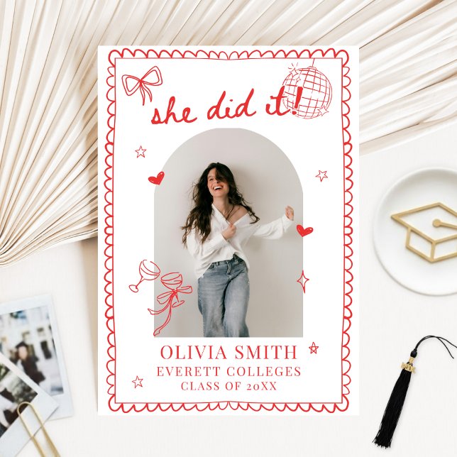 Convite Festa de Formatura com Foto Desenhada à Mão Modern (She Did It Modern Graduation Announcement Graduation Party Invitation)