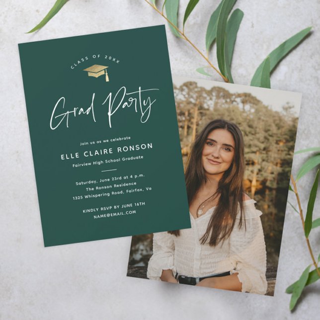 Convite Festa de Formatura com Foto Verde de Roteiro Simpl (Modern script green and gold photo graduation party invitation.)