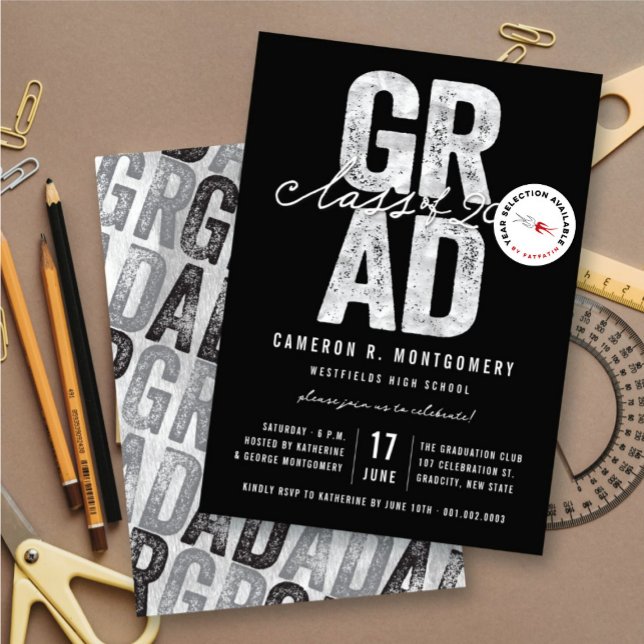 Convite Festa de Formatura da Turma de 2026 Silver GRAD co (Silver & Black Bold GRAD Class of 2025 Stylish Graduation Party Invite @ zazzle.com/color_therapy)
