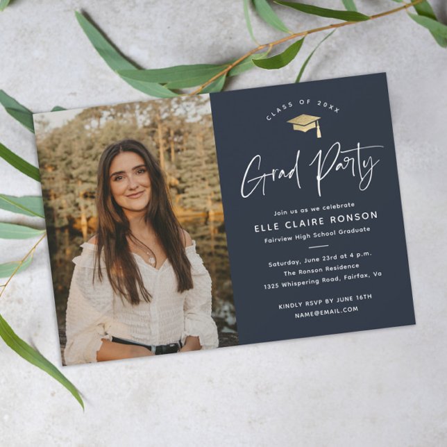 Convite Festa de Formatura de Foto Azul Marinho com Rótulo (Modern script navy blue and gold photo graduation party invitation.)
