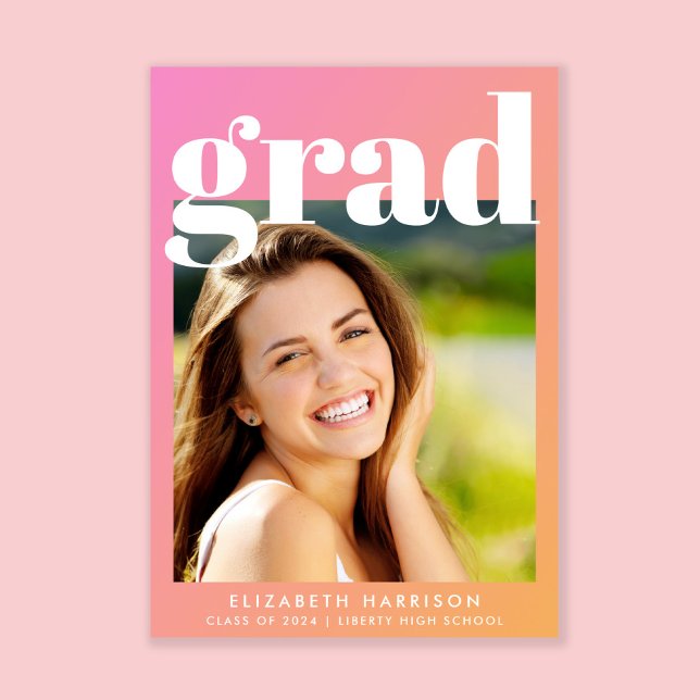 Convite Festa de formatura de Foto Laranja Trendy Pink (A modern photo graduation party invitation to celebrate the graduate's achievements)