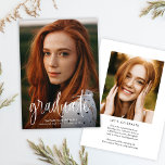 Convite Festa de formatura de Fotografia da Caligrafia Mod<br><div class="desc">Orçamento Caligrafia Moderna O Convite para Festa de formatura de Fotografia apresenta uma grande foto de cheio sangrando na frente,  juntamente com duas fotos e seus detalhes de festa de formatura no verso.</div>