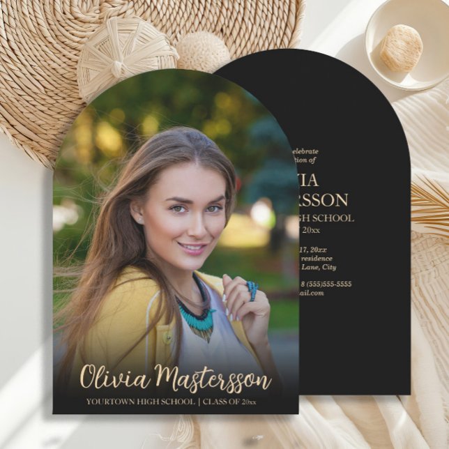 Convite Festa de formatura de Fotografias de Arch Dourado  (Black and gold arch-shaped graduation party photo invitation.)