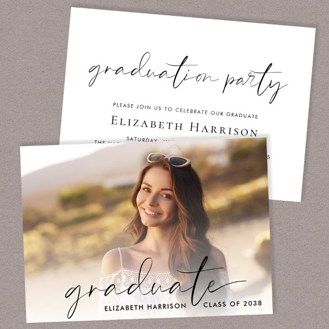 Convite Festa de formatura de Fotografias de Script Chic (A personalized photo graduation party invitation to celebrate the graduate's achievements)