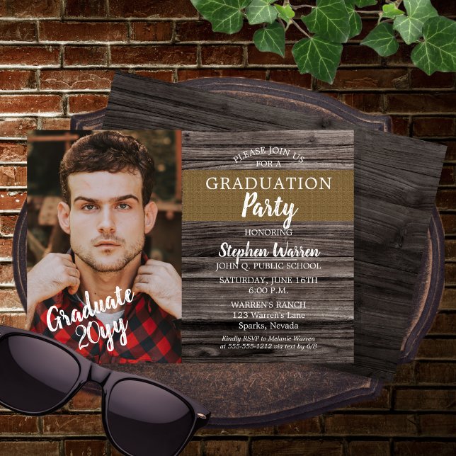 Convite Festa de formatura de Fotografias Rustic Woodsy (Rustic Woodsy Wood Look Photo Graduation Party Invitation)