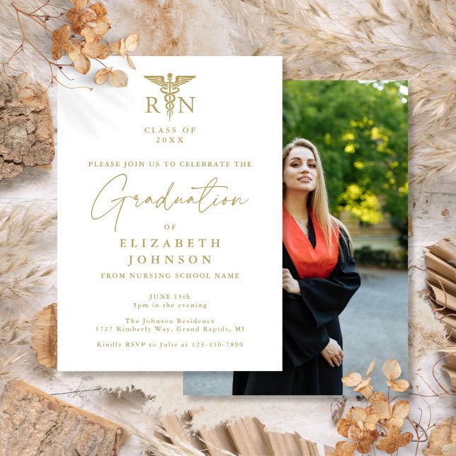 Convite Festa de formatura de Fotos de Enfermagem de Scrip (Gold Script RN Nursing Photo Graduation Party Invitation)