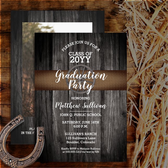 Convite Festa de formatura do Ano da Classe do Vagão Rusti (Rustic Wagon Wheel and Barnwood Class Year Graduation Party Invitation -- Print and/or Download)