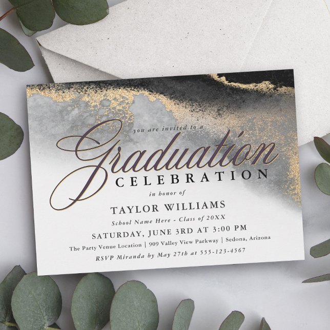 Convite Festa de formatura Dourada e moderna (A modern sophisticated graduation party invitation with an abstract black and gold background.)