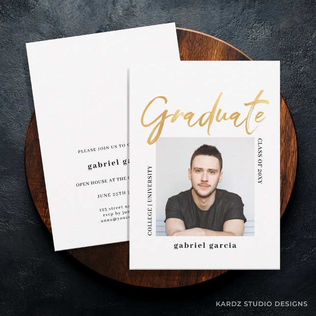 Convite Festa de Formatura em Faux Dourado com Letra Moder (Front and back side of the card shown in a 5x7 in. with Faux Gold on Graduate typography.)