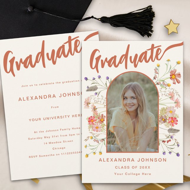 Convite Festa de formatura Floral Boho do Script de Fotogr (Wildflower boho graduate photo arch burnt orange script Graduation party invitation watercolor)