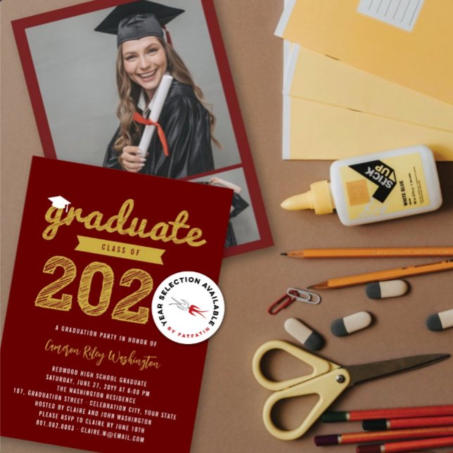 Convite Festa de Formatura Foto Esboço 3 Ouro Graduado 202 (2026 Gold Graduate Sketch On Burgundy (color is customizable) Graduation Party Invitation @ fatfatin)