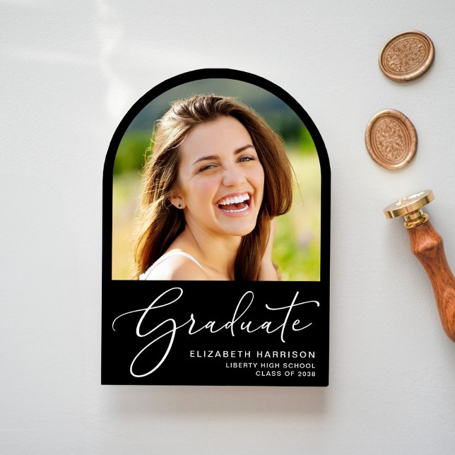 Convite Festa de formatura Preta de Fotografia do Arch de  (Share the pride and excitement of your graduate's achievement with friends and family near and far)