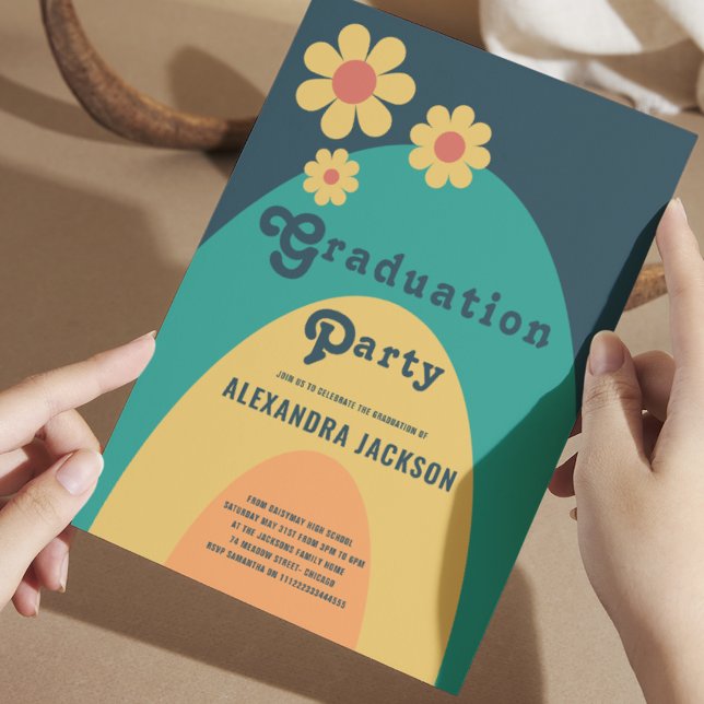 Convite Festa de formatura Retroativa do Groovy (Retro simple floral graduation party invitation with daisy and 70s groovy typography )