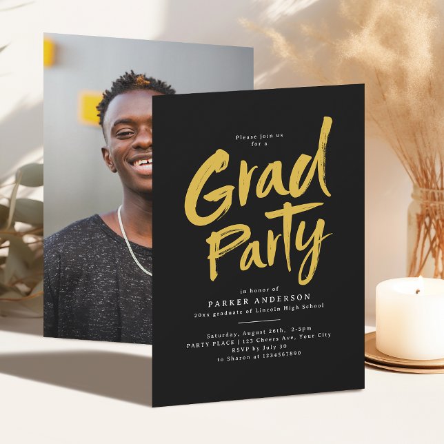 Convite Festa de Graduação com Letra de Pincel Moderna Sim (Black & Gold Simple Modern Brush Script Grad Party Invitation)