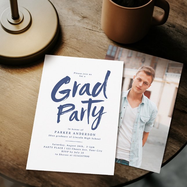 Convite Festa de Graduação com Letra de Pincel Moderna Sim (Blue Simple Modern Brush Script Graduation Party Invitation)