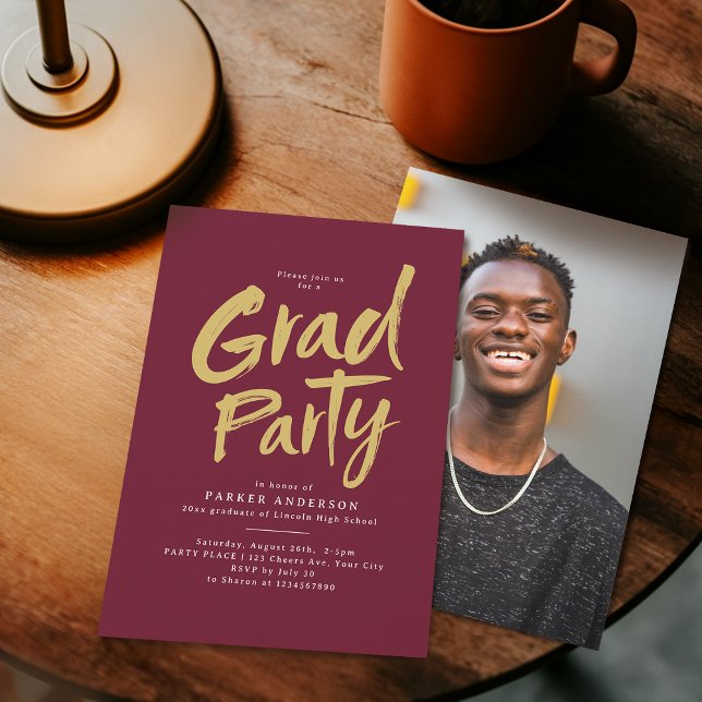 Convite Festa de Graduação Marrom Dourado Simples Moderno  (Maroon Gold Simple Modern Brush Script Grad Party Invitation)