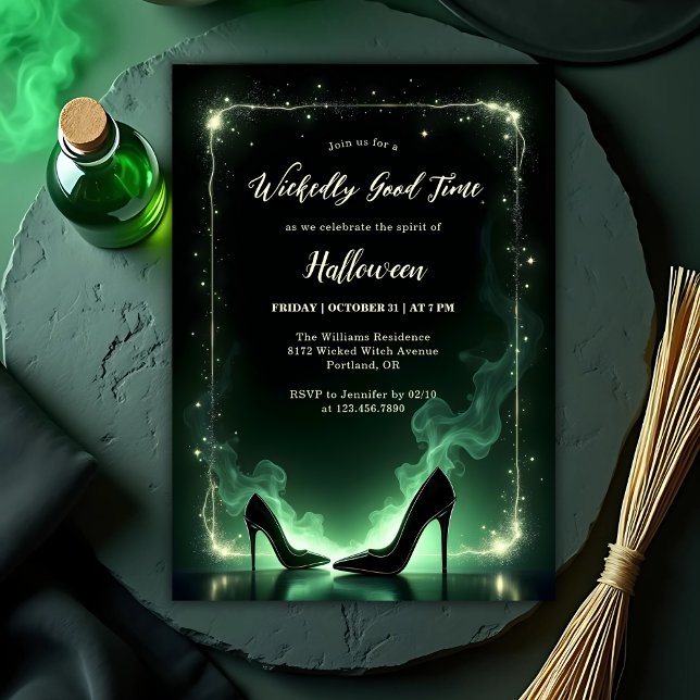 Convite Festa de Halloween das Meninas do Emerald Wicktly  (Wickedly Good Time Halloween Party Invitation – Witch Heels, Emerald Smoke & Sparkle)
