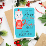 Convite Festa de Natal Feliz Gato de Gato de Gato<br><div class="desc">Este doce e fofo convite para festas de Natal é perfeito para qualquer evento festivo e divertido. Ele apresenta uma ilustração desenhada à mão de um dentro de gato branco, rosa e azul de uma caneca padrão vermelha e branca com floco de neve com um lindo chapéu de Papai Noel...</div>
