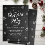 Convite Festa de Natal Rustic Chalkboard Snowflake<br><div class="desc">Flocos de neve russos Snowflakes Script Convites de festas de Natal Preto é perfeito para um evento de Natal Russo. Apresenta um texto de "Festa de Natal" em um bonito script de pincel escrito à mão em branco sobre fundo preto no quadro. Fácil de personalizar com seu nome e detalhes...</div>