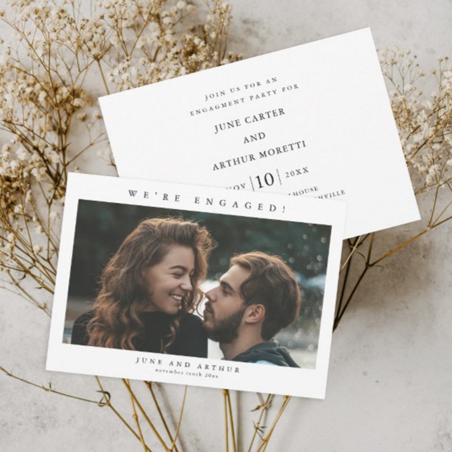Convite Festa de Noivado de Casamento com Foto Simples (Simple minimalist black and white engagement photo party or shower invitations.)