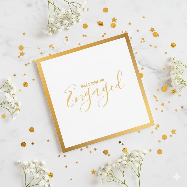 Convite festa de noivado de fronteira Dourada (Gold border bright white elegant script engaged announcement card.)