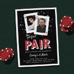 Convite Festa de noivado de Tema do Casino Pair Perfeito<br><div class="desc">Perfeito para amantes de pôquer ou festas de noivado noturnas de casino, nossos convites para festas de noivado temáticos de casino apresentam um par de cartas de jogar com fotos e iniciais do casal, e "o par perfeito" embaixo em letras retrógradas no estilo de Vegas. Adicione seus detalhes de festa...</div>