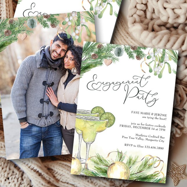 Convite Festa de noivado Margaritas e Mistletoe Foto (Winter Engagement Party invitation with margarita cocktails, pine and mistletoe by Darling & May)