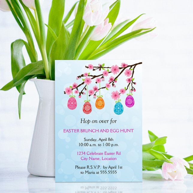 Convite Festa de Ovos de Páscoa em Ramificação de Flor (Elegant Easter Party invitation with a spring flowering branch with easter eggs hanging.)