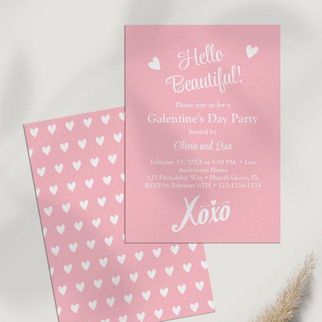 Convite Festa do Dia do Pastel Pink XOXO Galentine (Pastel Pink XOXO Galentine's Day Party Invitation on a white table.)