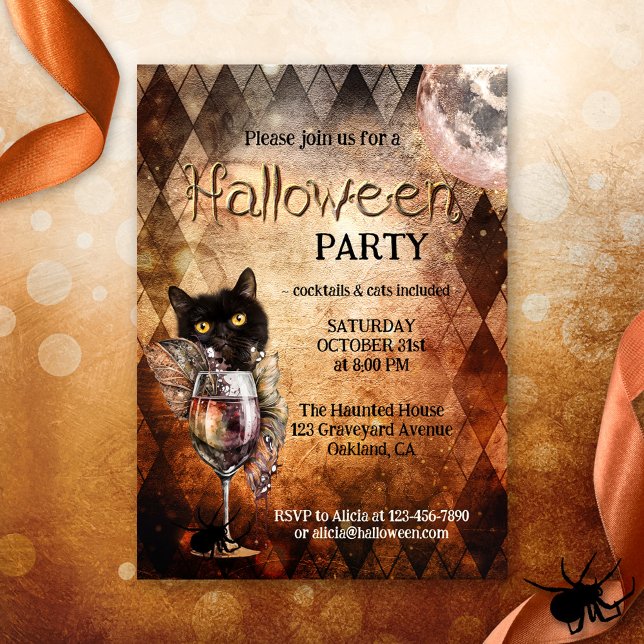 Convite Festa Engraçada de Halloween e Cocktail (Funny Halloween party invitation featuring a cute black cat with booze and witch feathers)