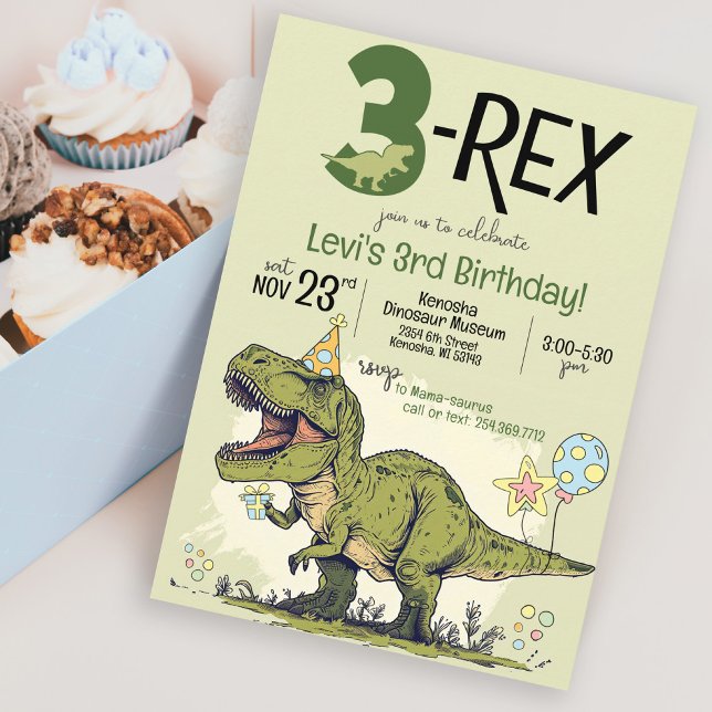 Convite Festa Engraçado de aniversário de 3 anos de Cartoo (Funny Cartoon T-Rex Dinosaur wearing a birthday hat, green 3-Rex 3rd birthday party invitation three)