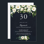 Convite Festa Real aniversário de 30 anos Real Verde Branc<br><div class="desc">Este convite de festas azul-real floral verde é perfeito para uma festa de aniversário rústica. O design apresenta elegantes pedras brancas de aquarela com folhagem verde em fundo azul escuro.</div>