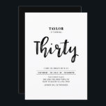 Convite Festa simples de aniversário de 30 anos preto e br<br><div class="desc">Celebre seu dia especial com este simples convite de festas na moda. Este design apresenta um script de pincel chic com um layout limpo na combinação de cores preto e branco. Mais designs disponíveis no meu compro BaraBomDesign.</div>