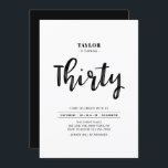 Convite Festa simples de aniversário de 30 anos preto e br<br><div class="desc">Celebre seu dia especial com este simples convite de festas na moda. Este design apresenta um script de pincel chic com um layout limpo na combinação de cores preto e branco. Mais designs disponíveis no meu compro BaraBomDesign.</div>