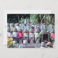 Filas de pequenas estátuas de Jizo com bíblias - J