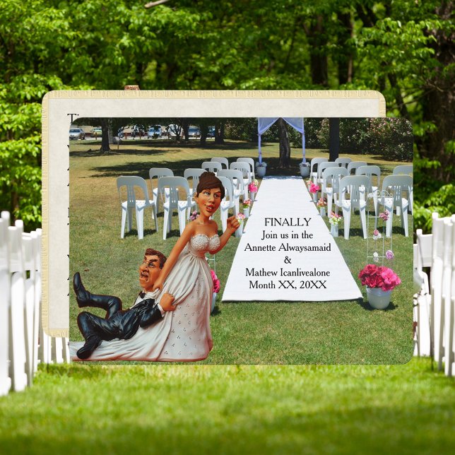 Convite Finalmente se Casando Casal Engraçado de Cabelo Es (Finally Getting Wed Funny Dark Haired Couple Invitation)