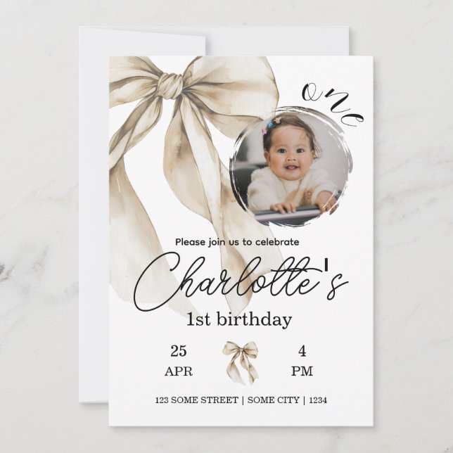 Convite First Birthday Beige Bow Neutral Invitation Photo (Frente)