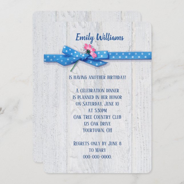 Convite fita de margarida e bolinhas sobre fundo de madeir (Frente/Verso)