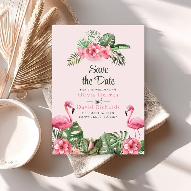 Convite Flamingo Tropical Aquarela Rosa Salva a Data (Pink Watercolor Tropical Flamingo Save the Date Invitation on sunny table with dry palm leaf.)