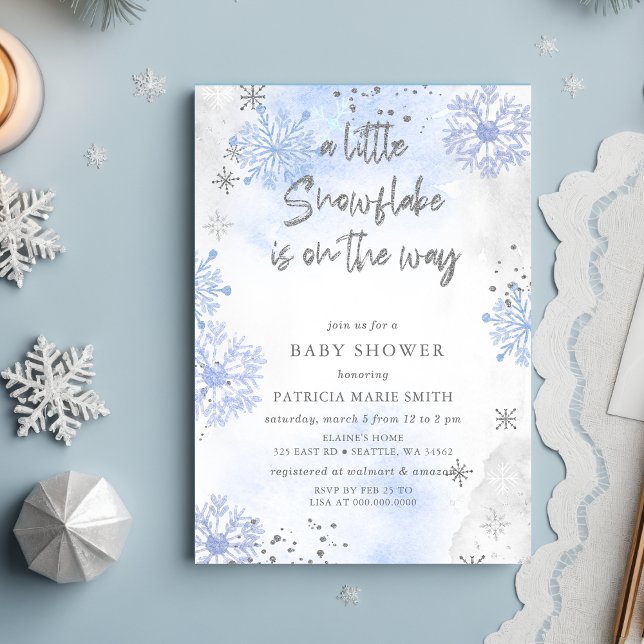 Convite Floco de neve azul no caminho Chá de fraldas de in (Blue Snowflake is on the way Winter Baby Shower Invitation)