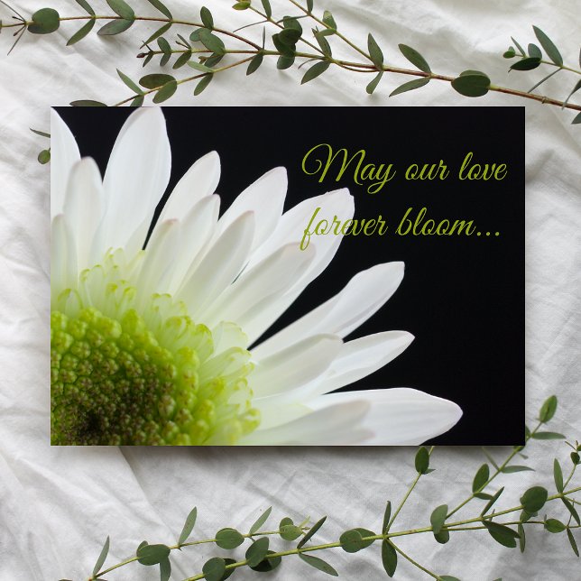 Convite Flor Branca de Margarida no Casamento Negro (Invite guests to your marriage ceremony with the pretty White Daisy on Black Wedding Invitation.)