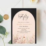Convite Flor floral de pêssego preto, luxo de 50 anos<br><div class="desc">Um convite elegante para flores silvestres. Fundo preto e um arco colorido de pêssego. Decorado com flores silvestres de cor d'água em bege,  rosa.</div>