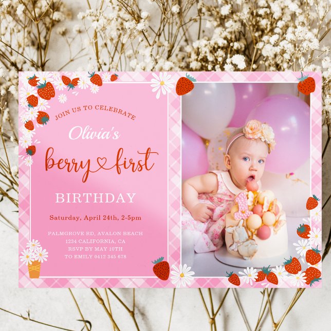 Convite Flor Rosa Gingham Daisy Berry Primeiro Aniversário (Pink Gingham Daisy flower Strawberry Berry sweet with Photo Girl First Birthday Invitation
)