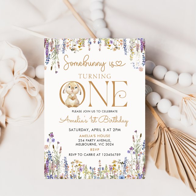 Convite Flor Selvagem Um Coelhinho Está Transformando Um p (Criador carregado)